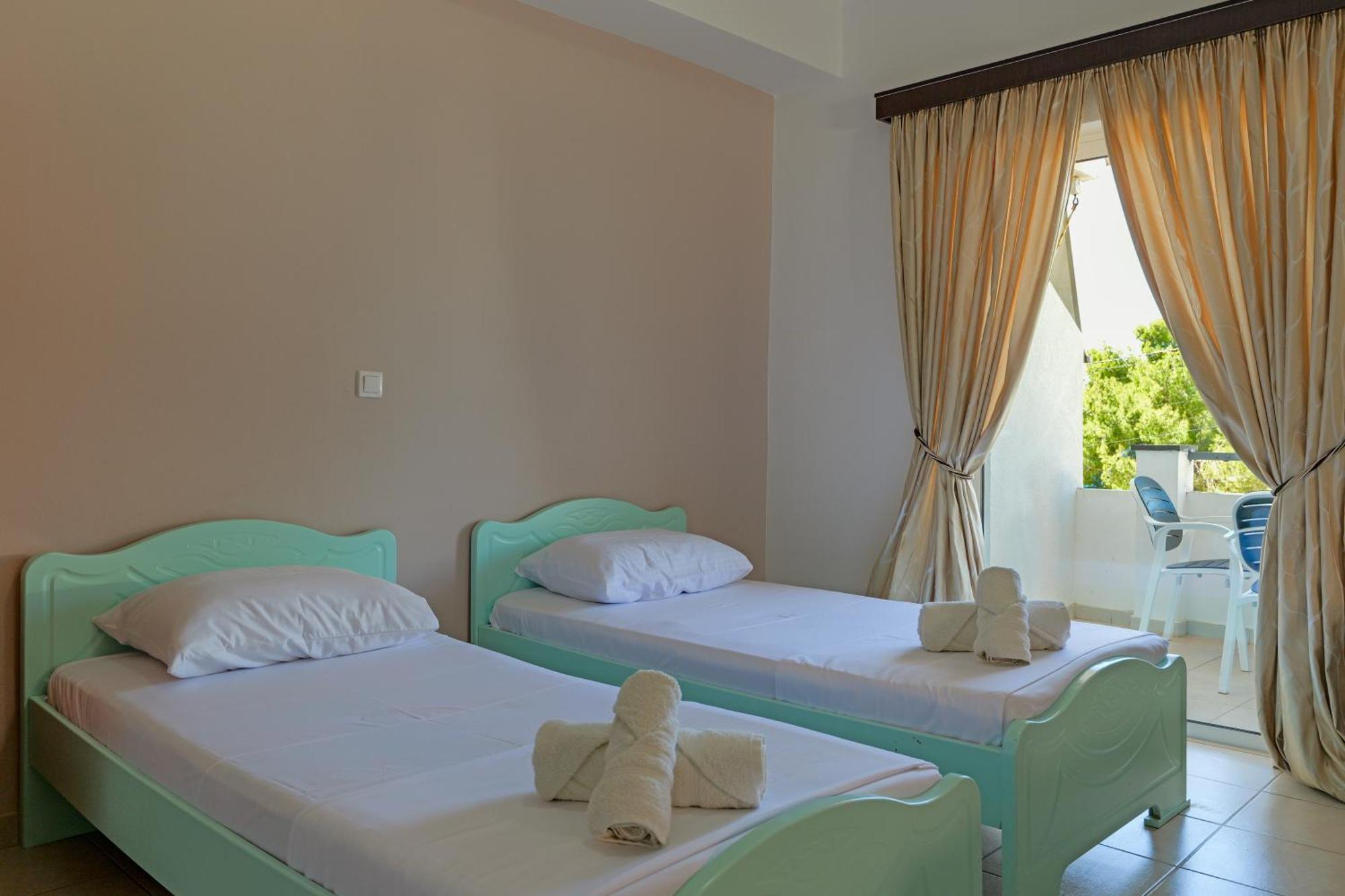 Livia'S Guesthouse Ксамил Экстерьер фото